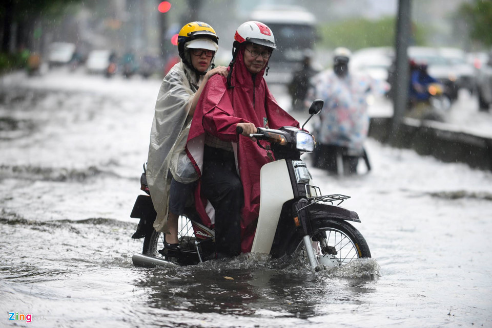 Nhiều tuyến đường Sài Gòn ngập nặng, xe chết máy hàng loạt Nhiều tuyến đường Sài Gòn ngập nặng, xe chết máy hàng loạt